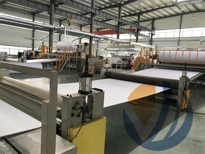 PED14高分子異型片自粘土工布生產(chǎn)車(chē)間